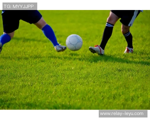 踢足球的脚图片展示运动激情与技巧的完美结合让我们一起感受足球的魅力与乐趣